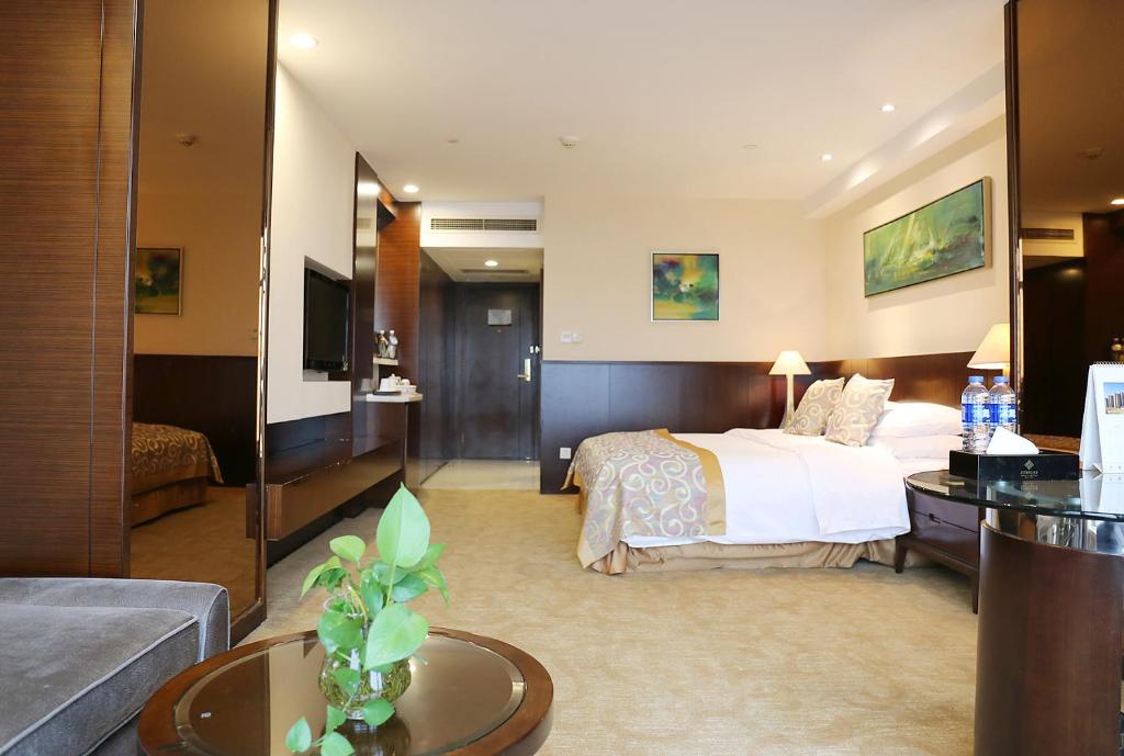 Postel nebo postele na pokoji v ubytování WuHu XingBai JinLing Hotel