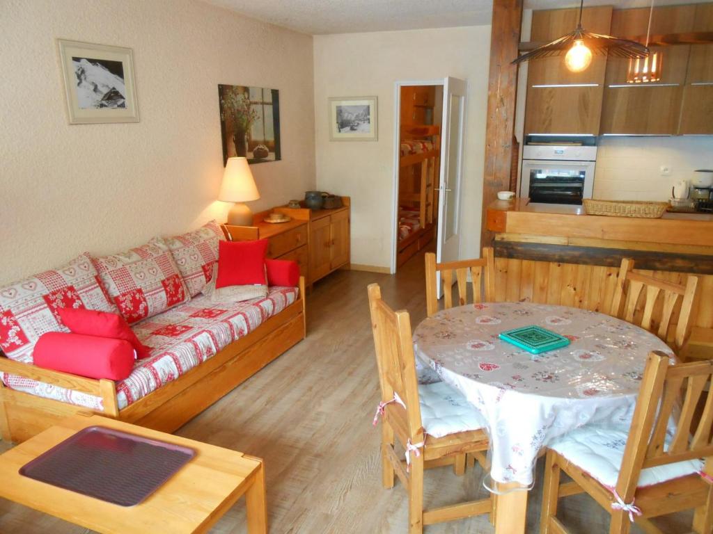 - un salon avec un canapé et une table dans l'établissement Studio Les Deux Alpes, 1 pièce, 4 personnes - FR-1-516-75, à Les Deux Alpes