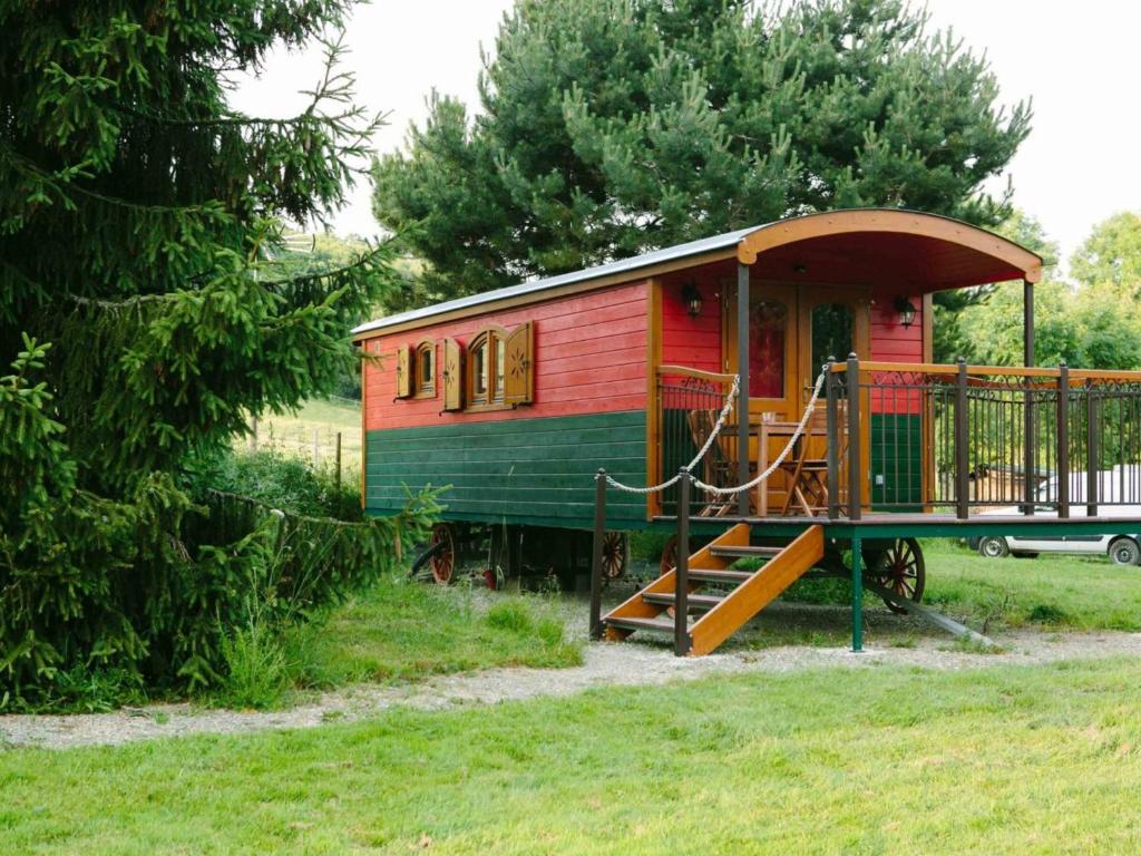 a small red and green house with a porch at Gîte Radon, 2 pièces, 3 personnes - FR-1-497-130 in Radon