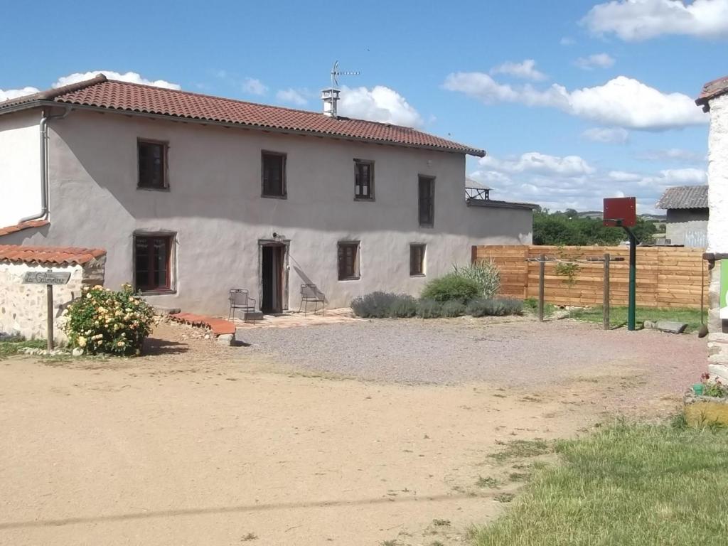 een wit huis met een hek ervoor bij Gîte Saint-Georges-de-Baroille, 4 pièces, 6 personnes - FR-1-496-170 in Saint-Georges-de-Baroille