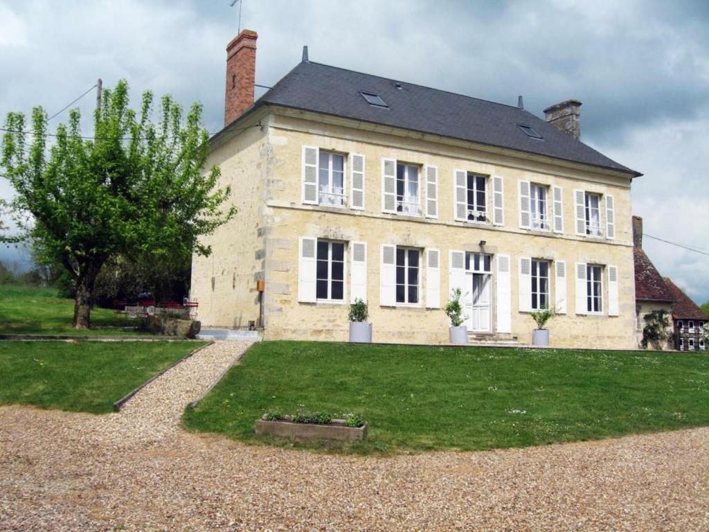 una casa grande con un patio de hierba delante de ella en Gîte Laleu, 6 pièces, 10 personnes - FR-1-497-46, en Laleu