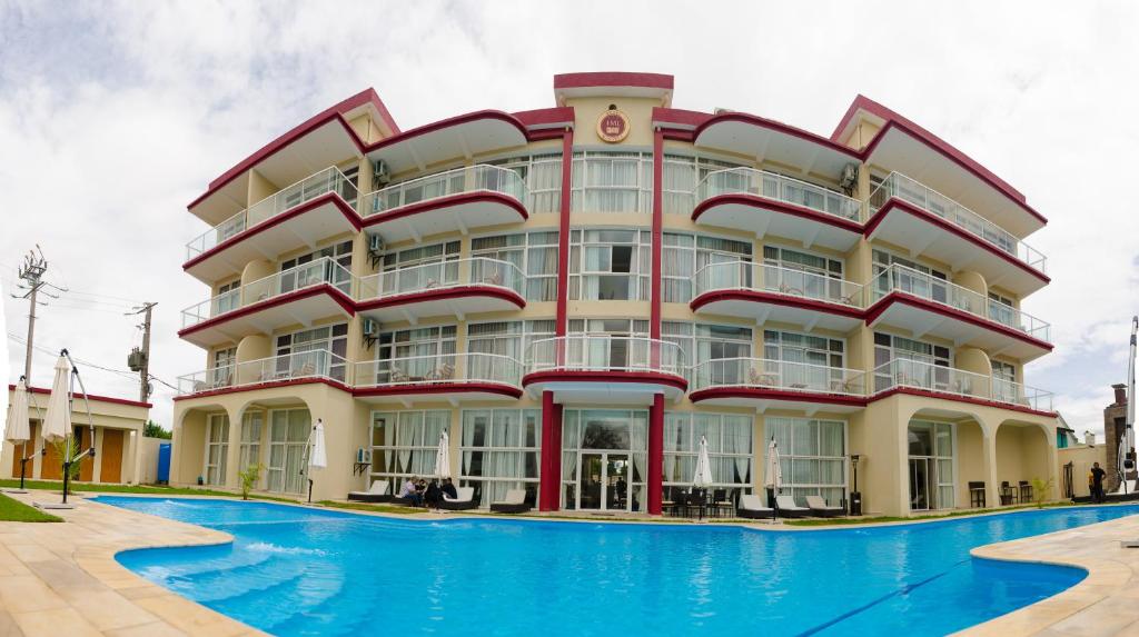 un gran edificio con una piscina frente a él en Hôtel MENABE'L, en Antsirabe