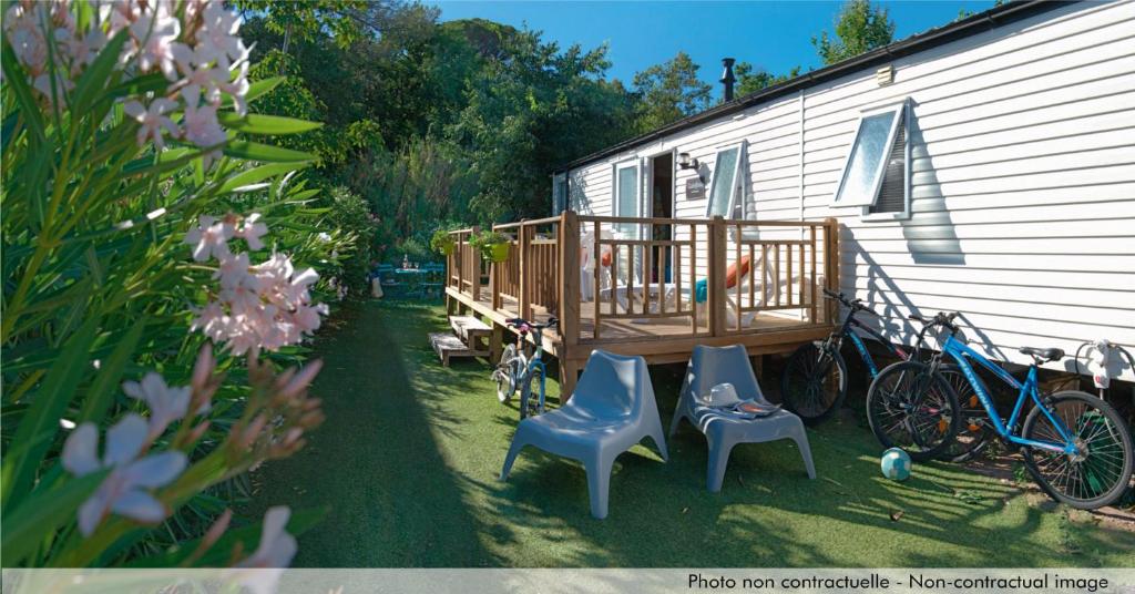 un groupe de vélos garés à côté d'une maison dans l'établissement Camping Officiel Siblu La Carabasse, à Vias