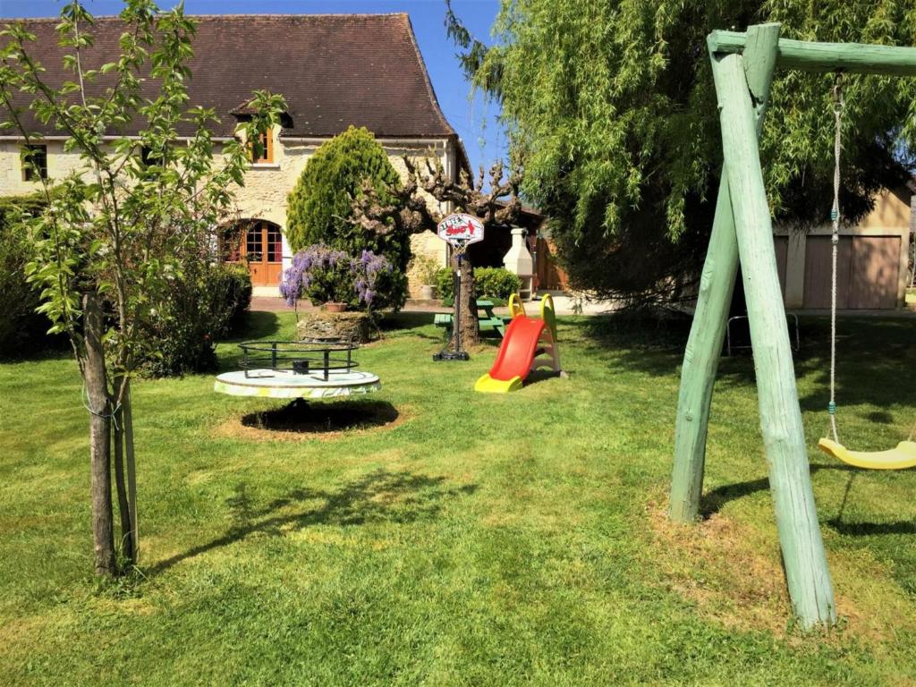 een tuin met een speeltuin met een schommel bij Gîte Limeuil, 4 pièces, 6 personnes - FR-1-616-84 in Limeuil