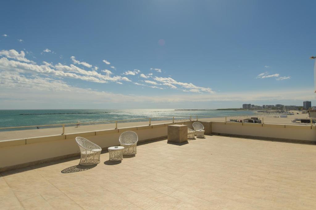 ママイアにあるHotel Golden Palaceの海を見渡すバルコニー(椅子付)