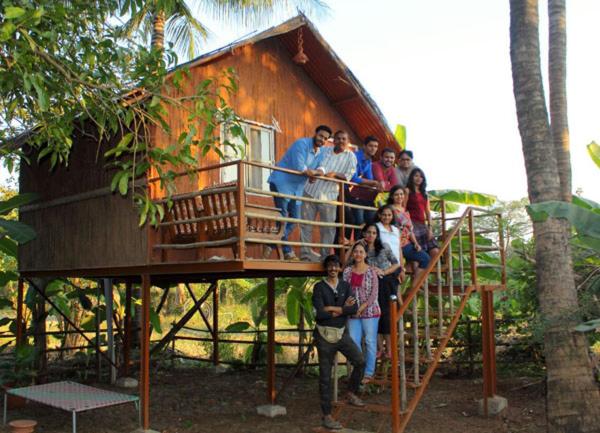 un gruppo di persone in una casa sull'albero di Green Environment Stay a Kalyan