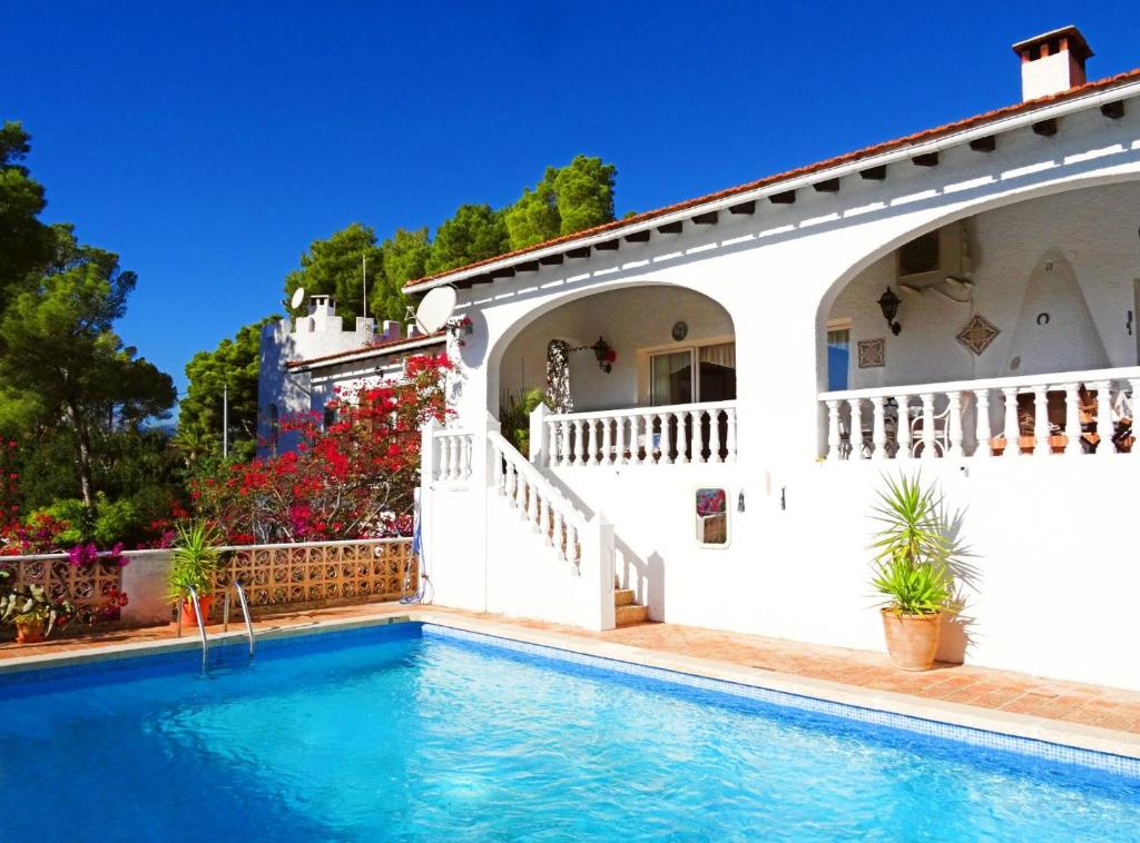 une villa avec une piscine en face d'une maison dans l'établissement Casa Viviane, à Altea