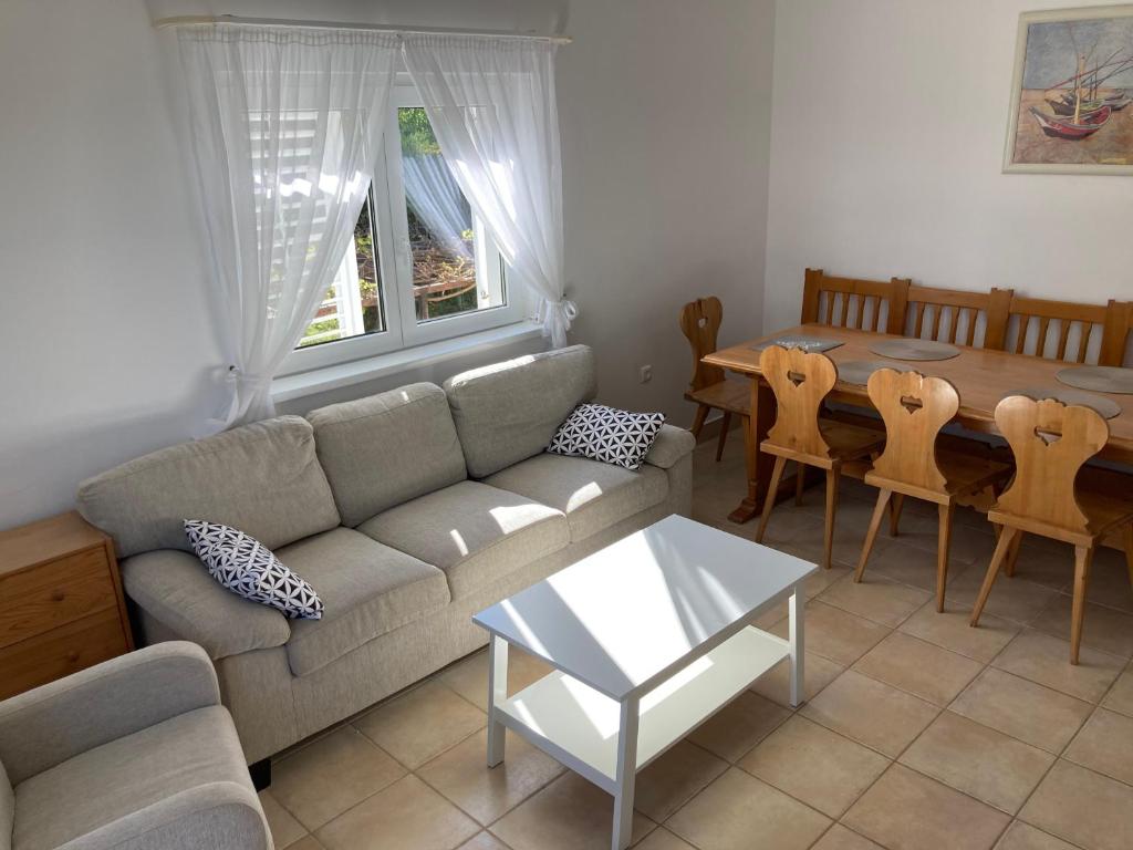 Posedenie v ubytovaní Bogi House
