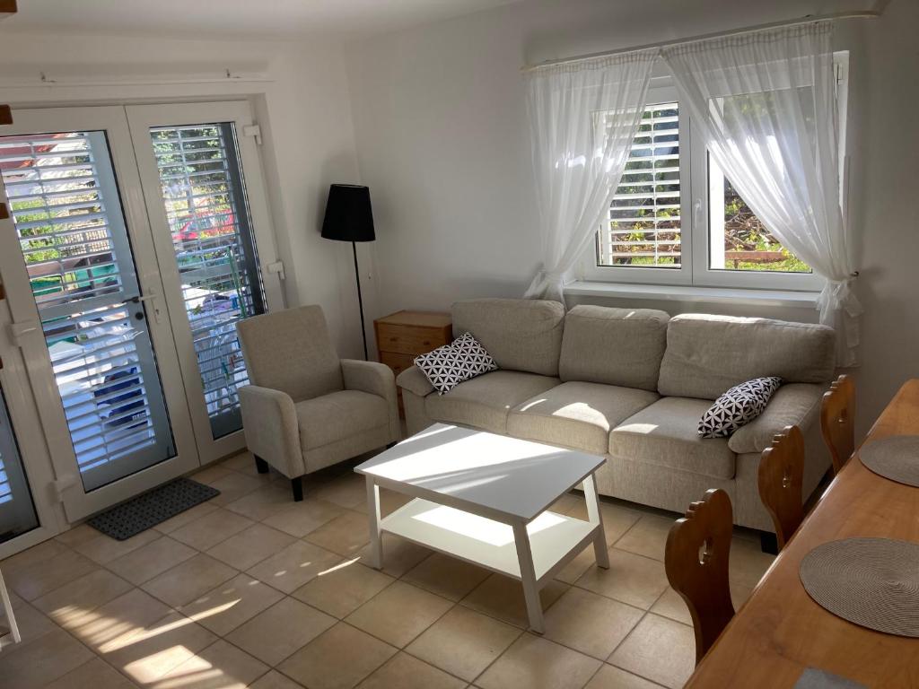 Posedenie v ubytovaní Bogi House