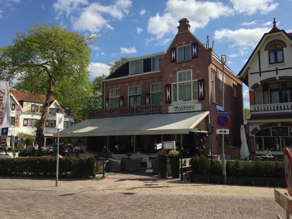 un edificio sul lato di una strada di Hotel van Renenpark a Bergen