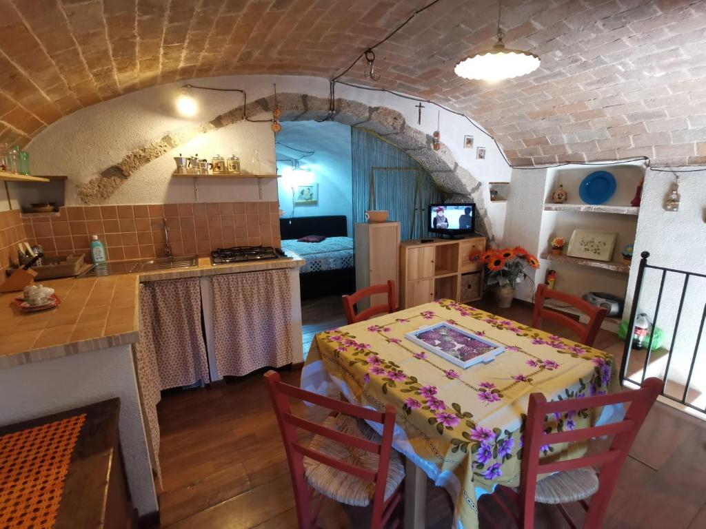 una cucina e una sala da pranzo con tavolo in una stanza di Casa MANETTA a Calascio