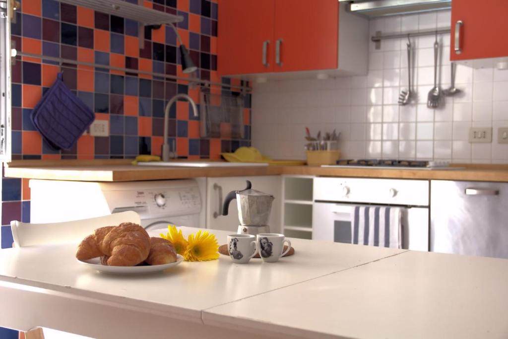 una cocina con una barra de pan en Marechiaro Casa, en Nápoles