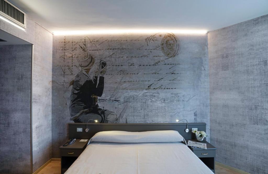 a bedroom with a bed and a painting on the wall at Sole Mare in Ventimiglia