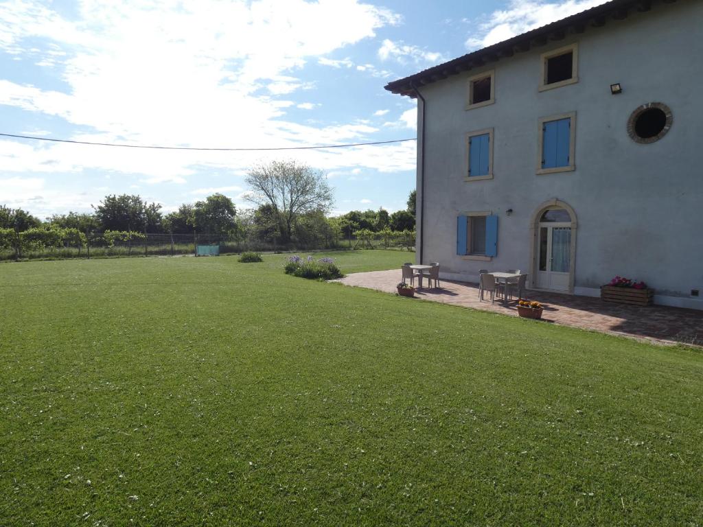Vonkajšia záhrada v ubytovaní Agriturismo il Fontanile