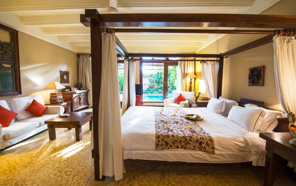 Postel nebo postele na pokoji v ubytování Hotel Tugu Bali