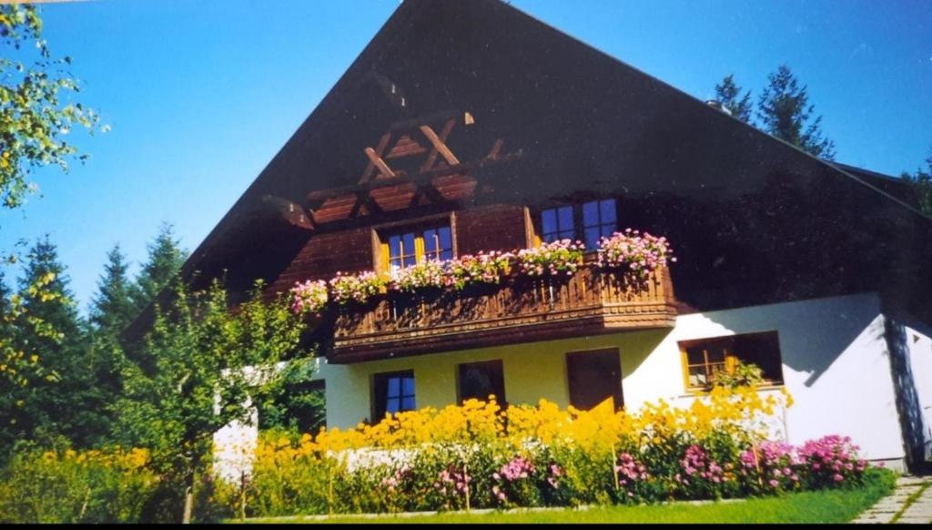 una casa con un balcón con flores. en Haus Annaburg, en Mariazell