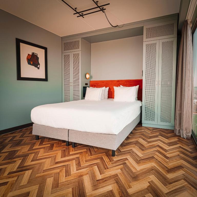 Olympic Hotel - Deluxe Double Room