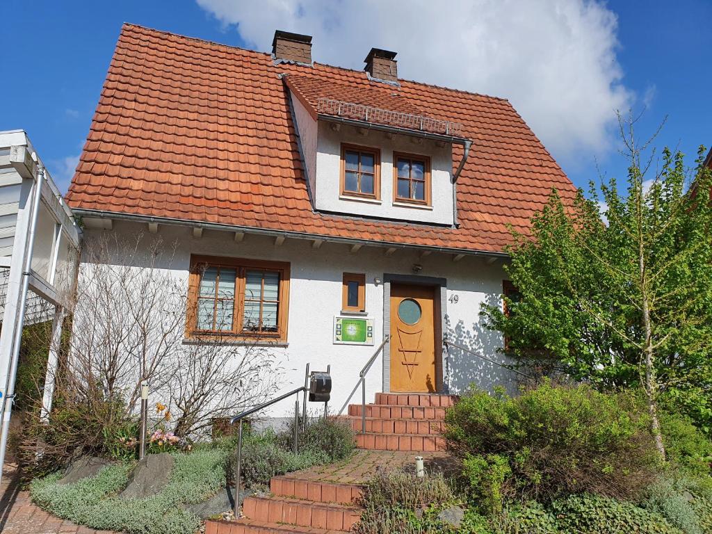 uma pequena casa branca com um telhado laranja em Ferienhaus Stay and Relax em Korbach