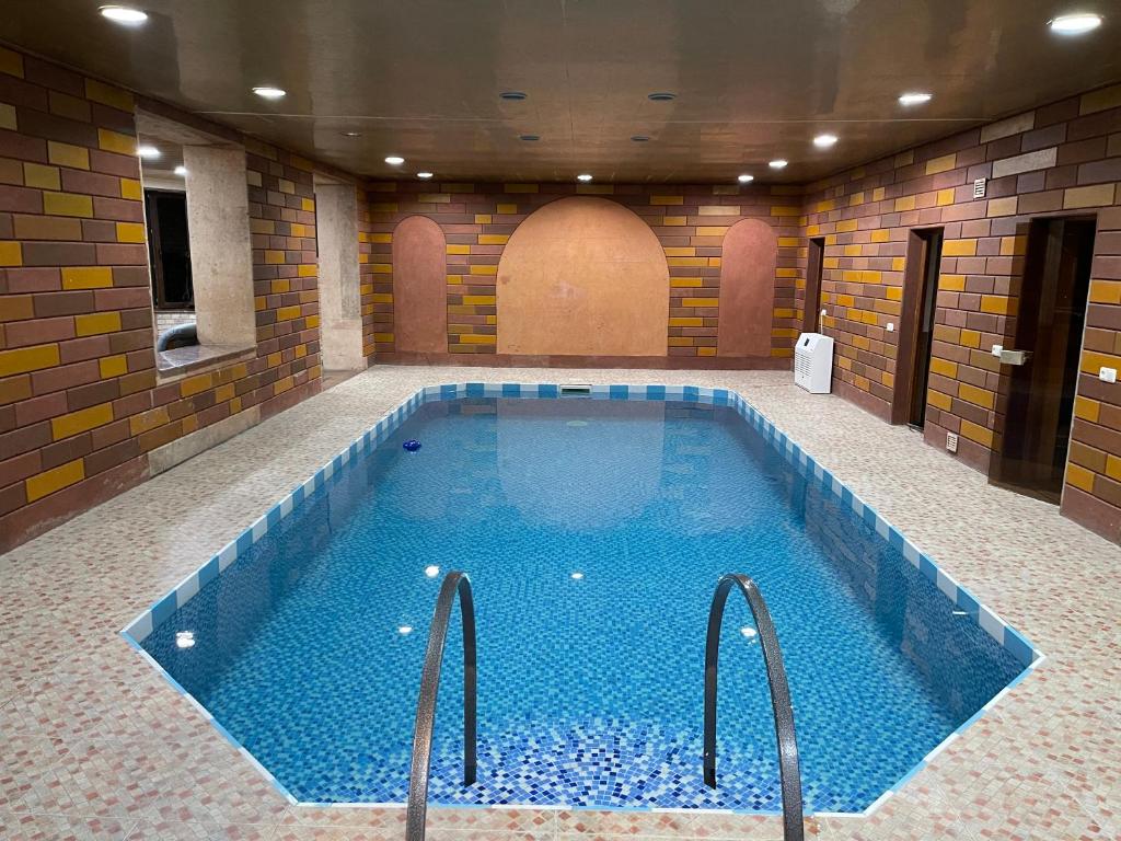 ein großer Pool in einem Zimmer in der Unterkunft Gorgeous Villa With The Best View Of Ararat Mount in Yerevan