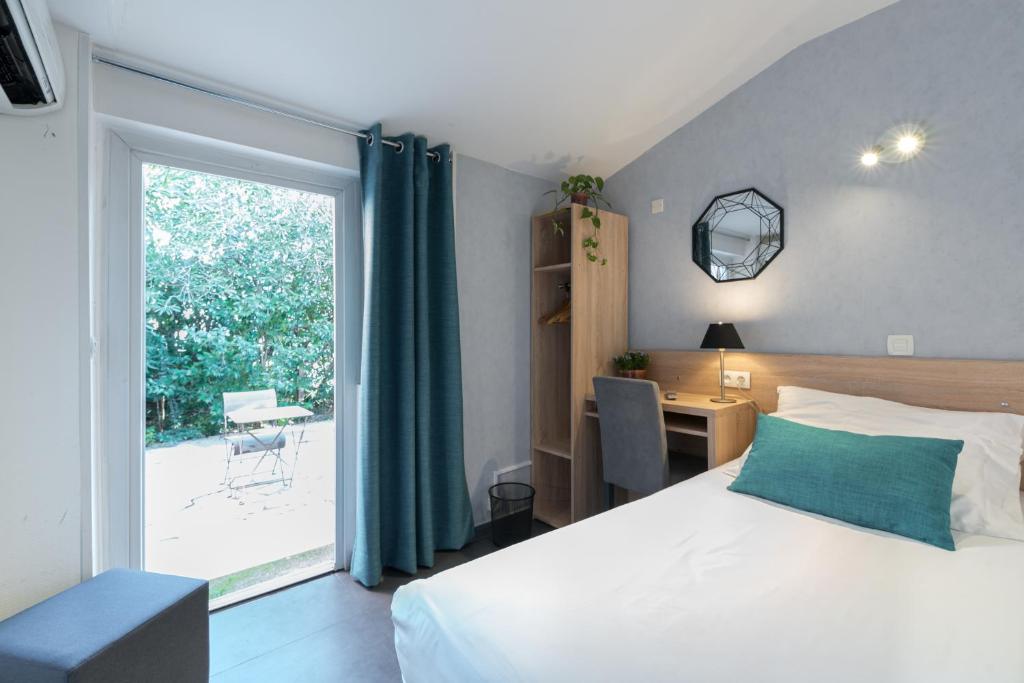 Postel nebo postele na pokoji v ubytování Hôtel Lapeyronie