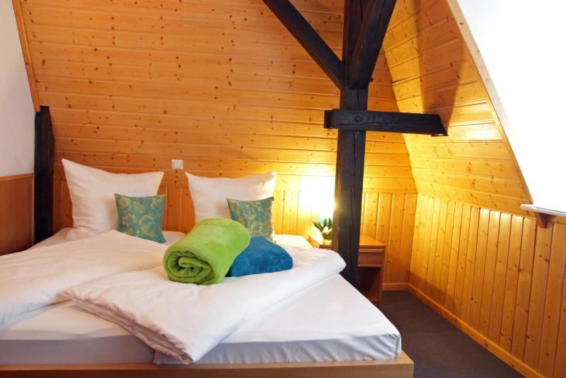Postel nebo postele na pokoji v ubytování Hotel Schillerbad