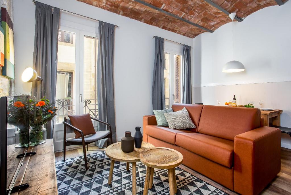 sala de estar con sofá y mesa en Ola Living Music en Barcelona