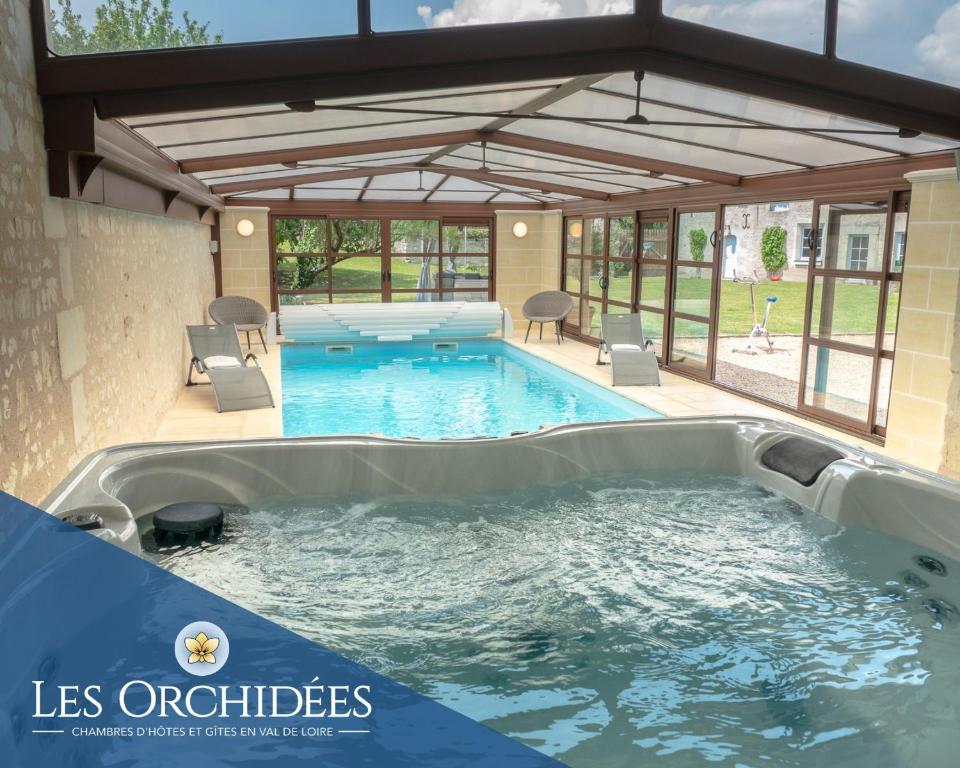 een groot zwembad met een hot tub bij Holiday Home for 10 Guests With Pool Spa and Sauna in Vaudelnay