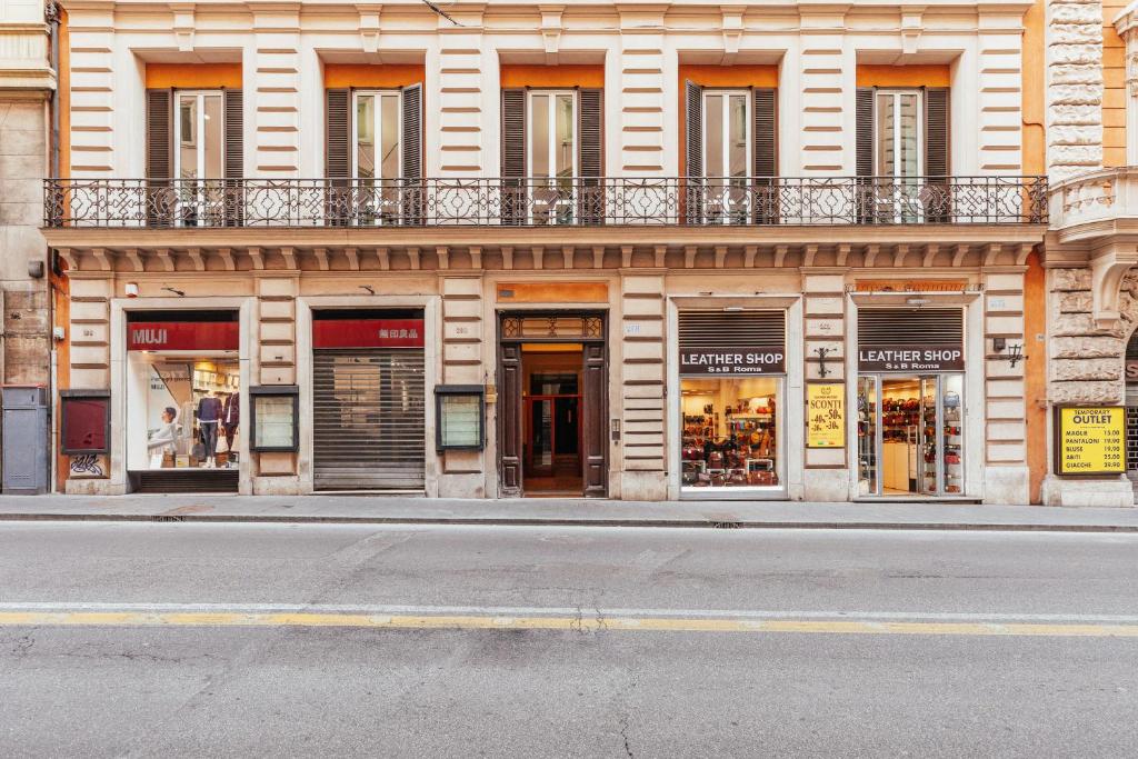 una facciata di un edificio con negozi su una strada di Tritone Minimal a Roma