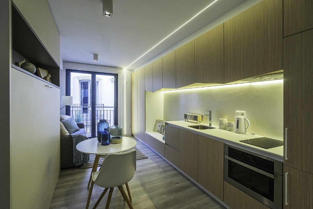a kitchen with a table and a counter top at Estudio Alicante Barrio 2 in Alicante