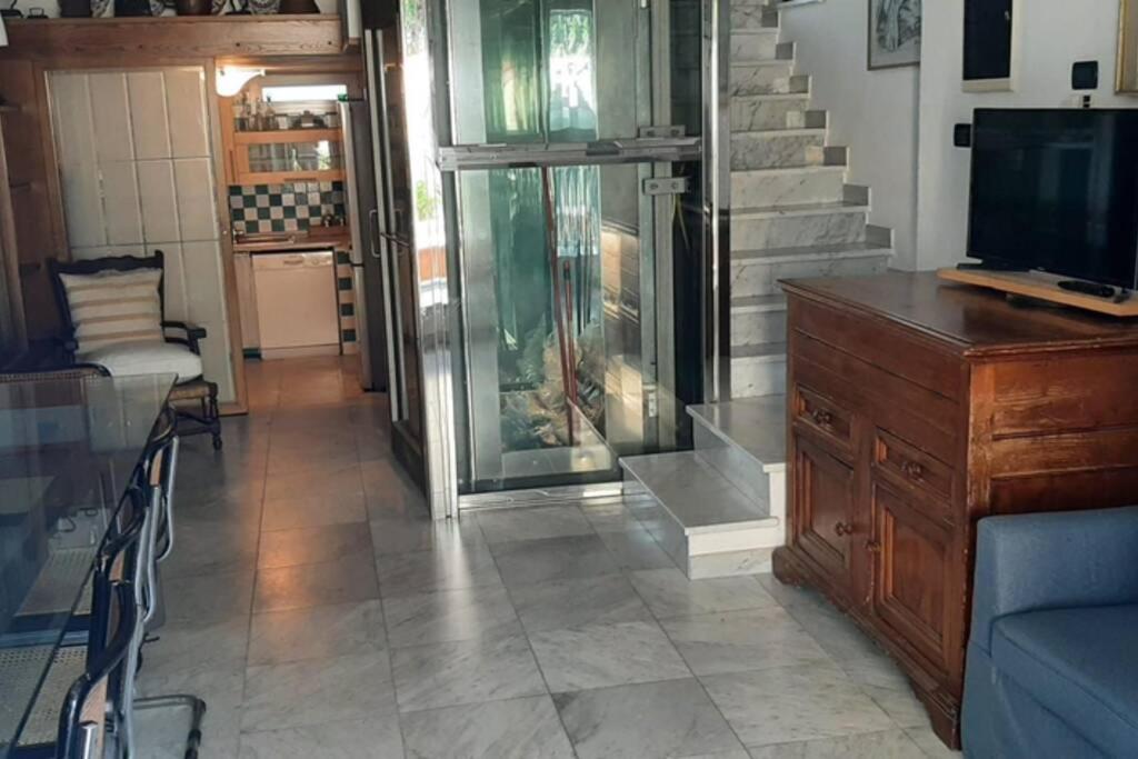 A television and/or entertainment centre at Prestigioso terratetto a 100 mt dal mare
