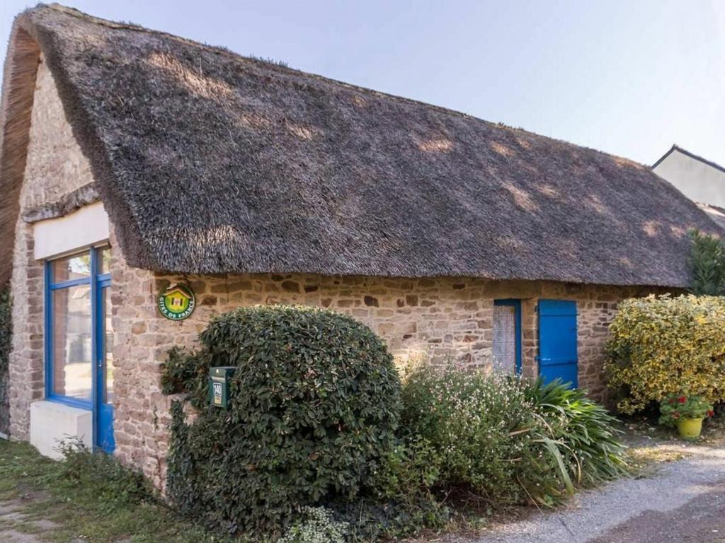 un ancien cottage en pierre avec un toit de chaume dans l'établissement Gîte Saint-Lyphard, 3 pièces, 4 personnes - FR-1-306-1132, à Saint-Lyphard