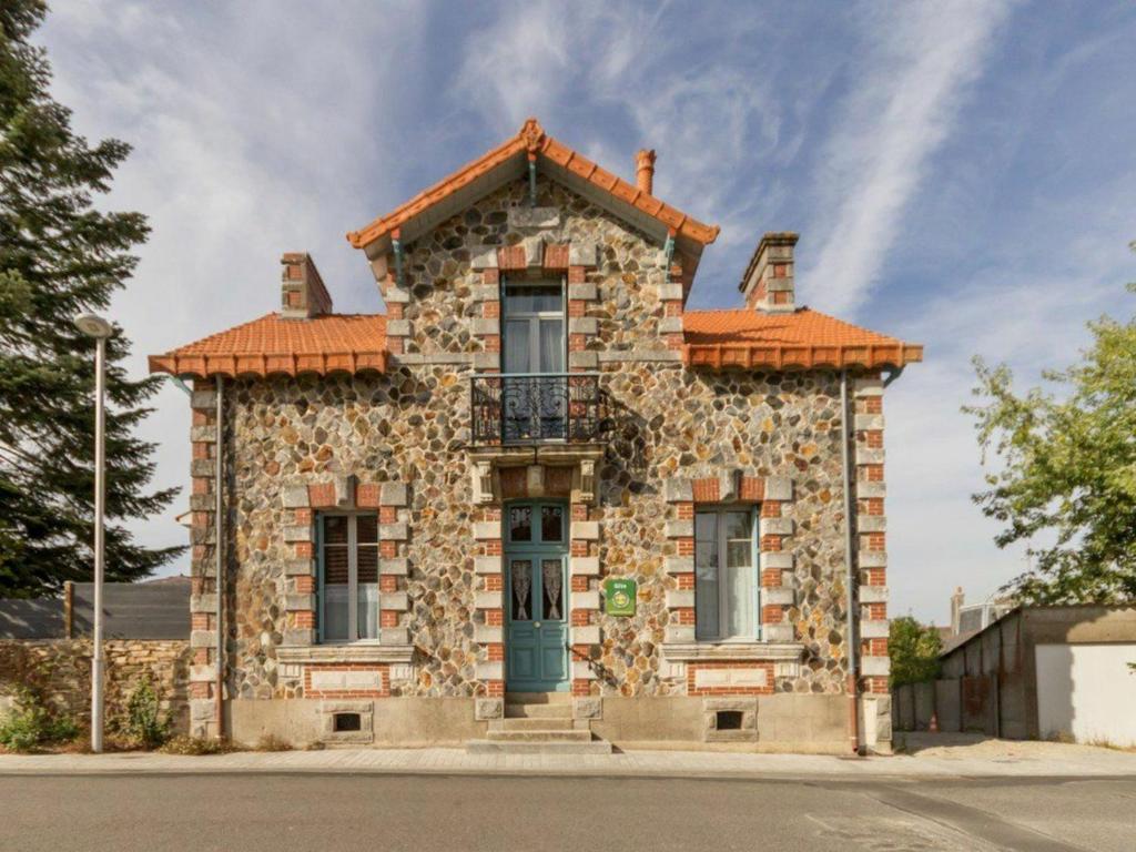 ein altes Steinhaus mit rotem Dach in der Unterkunft Gîte Bouvron, 6 pièces, 11 personnes - FR-1-306-838 in Bouvron