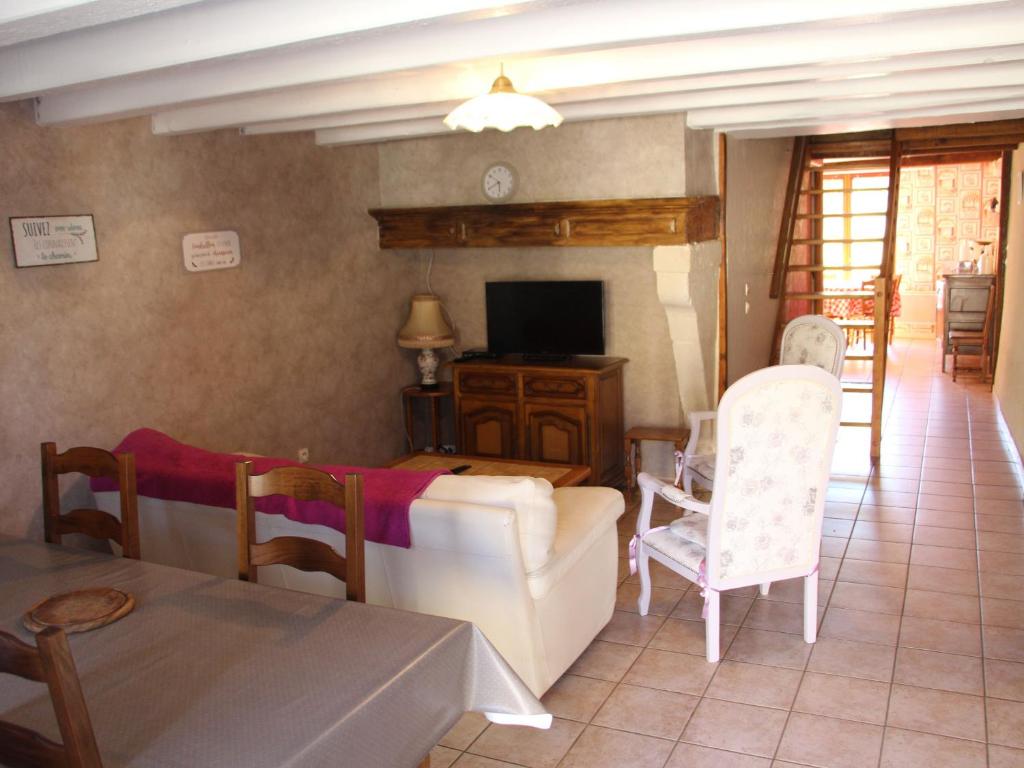 uma sala de estar com um sofá e uma televisão em Gîte Halles-sous-les-Côtes, 3 pièces, 5 personnes - FR-1-585-6 