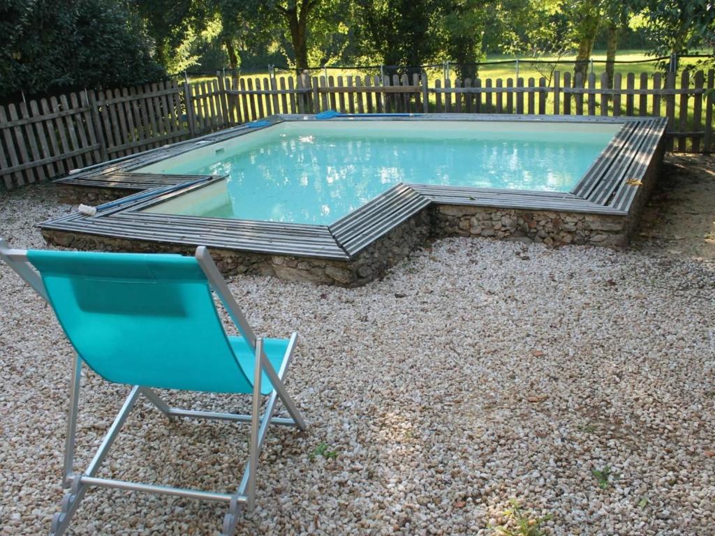 - une piscine avec un banc et une chaise dans l'établissement Gîte Saint-Christophe-du-Ligneron, 3 pièces, 5 personnes - FR-1-426-258, à Saint-Christophe-du-Ligneron