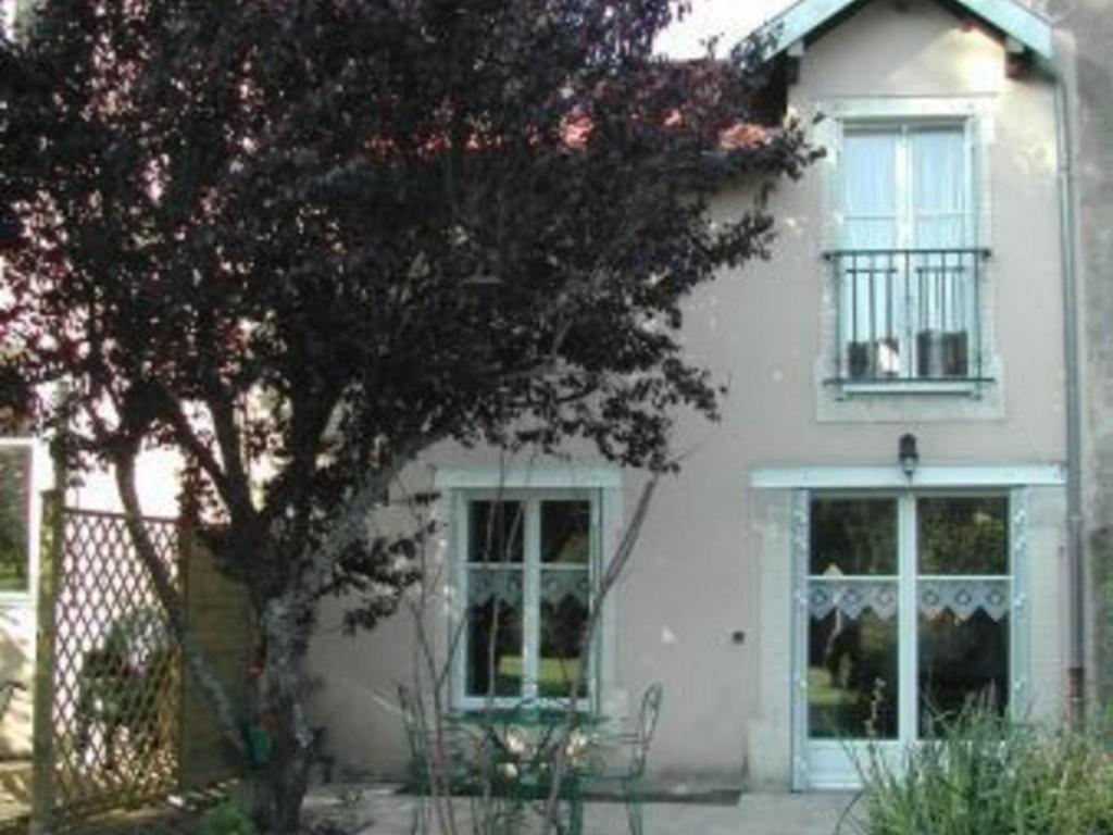 Una casa blanca con un árbol delante. en Gîte Vigneulles-lès-Hattonchâtel-Viéville sous les Côtés, 3 pièces, 4 personnes - FR-1-585-64, en Vigneulles-lès-Hattonchâtel