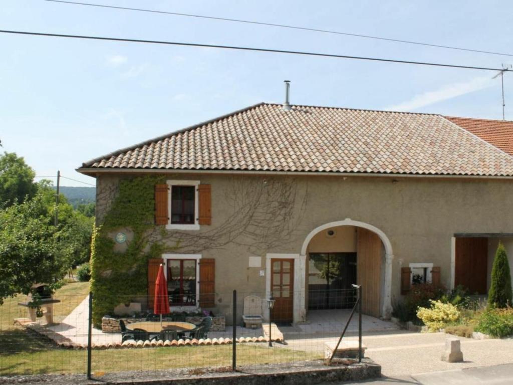的住宿－Gîte Brixey-aux-Chanoines, 4 pièces, 7 personnes - FR-1-585-10，一座小房子,设有庭院