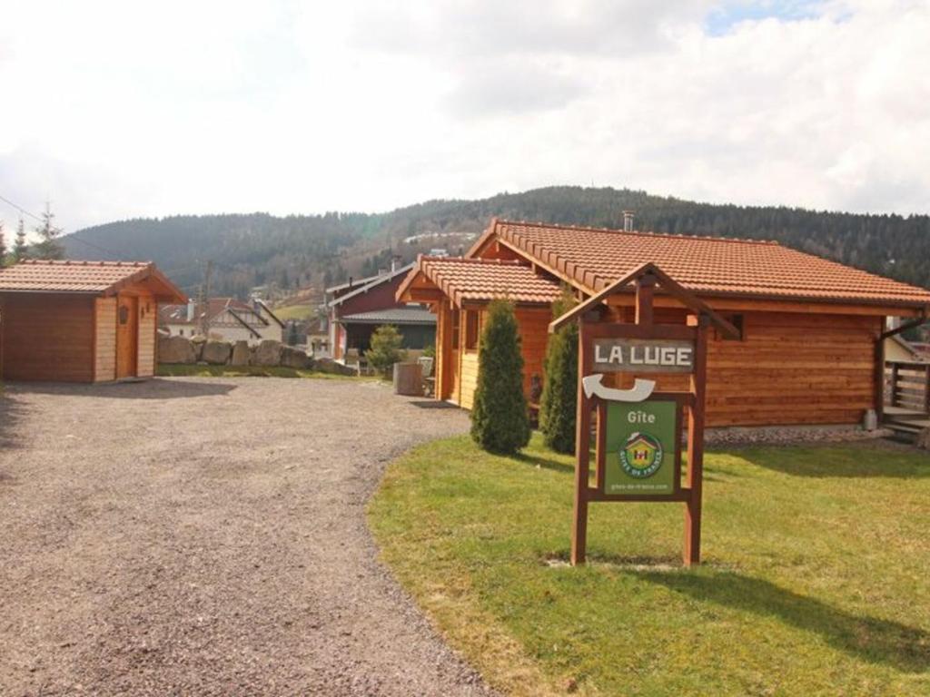 een bord voor een blokhut bij Gîte Cornimont, 2 pièces, 2 personnes - FR-1-589-41 in Cornimont