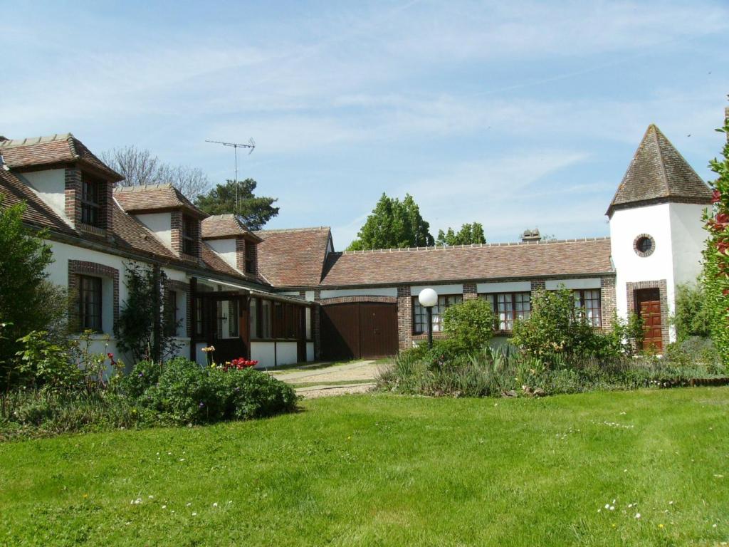 ein altes Haus mit einem Rasenplatz in der Unterkunft Gîte La Saucelle, 4 pièces, 6 personnes - FR-1-581-57 