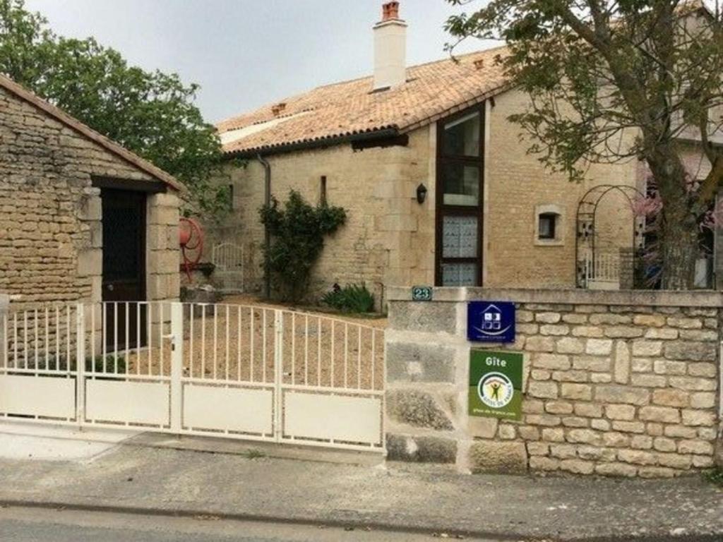 Photo de la galerie de l'établissement Gîte restauré au cœur du Marais Poitevin, jardin clos, équipement pour handicapés, près de Niort - FR-1-426-191, à Benet