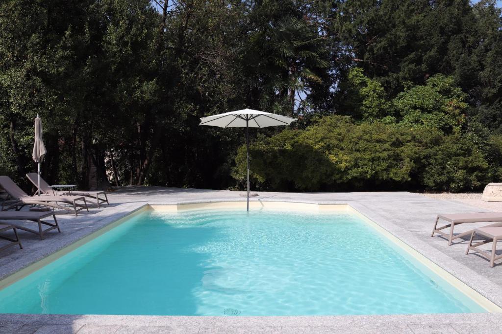 Bazén v ubytování Villa Platamone nebo v jeho okolí