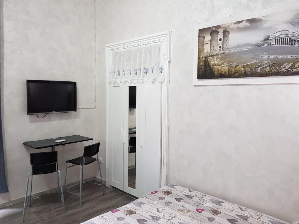Televízia a/alebo spoločenská miestnosť v ubytovaní Napoli central