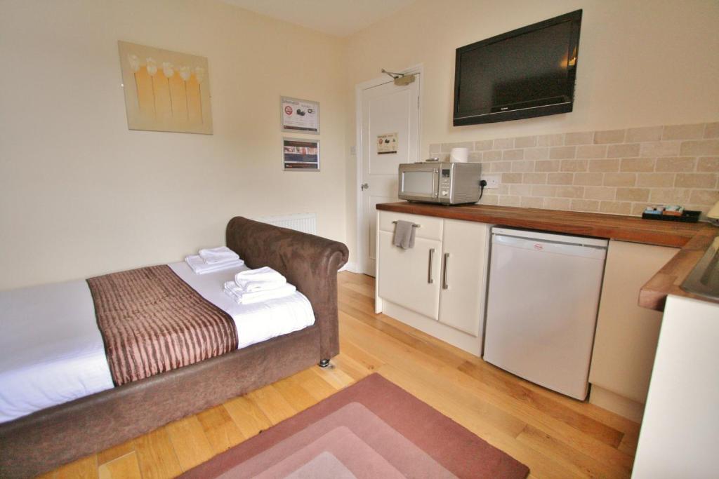 Kuchyň nebo kuchyňský kout v ubytování Central Studios Gloucester Road by RoomsBooked - Free Parking