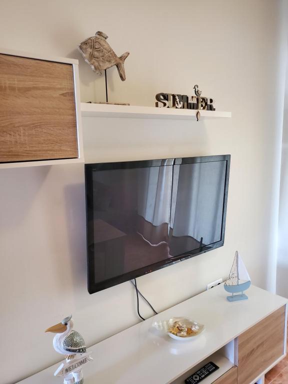 Televízia a/alebo spoločenská miestnosť v ubytovaní BAJO en PRIMERA LÍNEA de VERA-PLAYA con piscina privada!