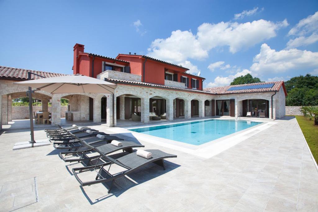 willa z basenem i leżakami w obiekcie Villa Monaco w mieście Svetvinčenat