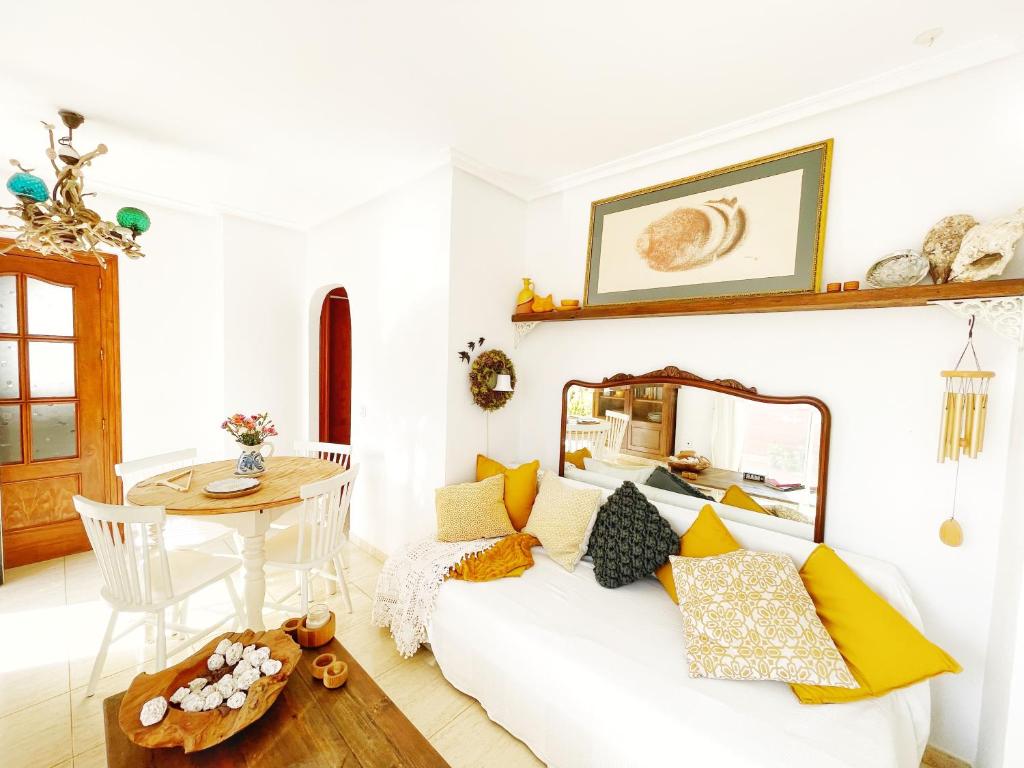 Playas de Vera的住宿－Sally del Mar - Nudist Naturist，客厅配有白色的沙发和桌子
