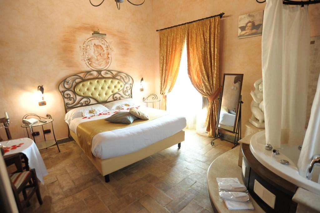 Postel nebo postele na pokoji v ubytování Relais Castrum Boccea