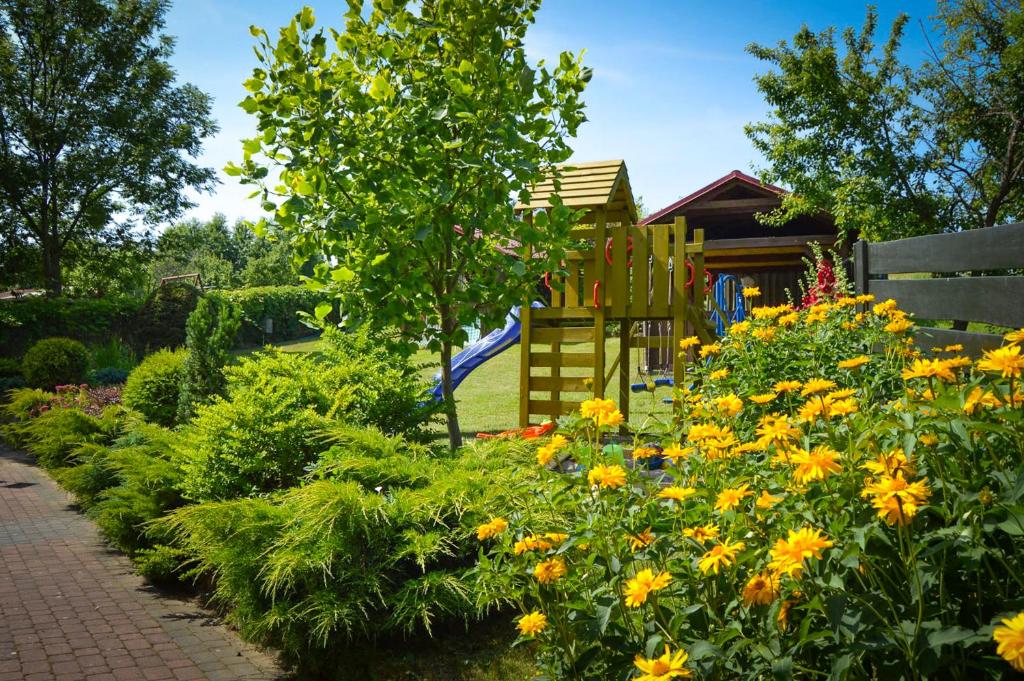 Vonkajšia záhrada v ubytovaní Pokoje u Basi Glamping Mikołajki