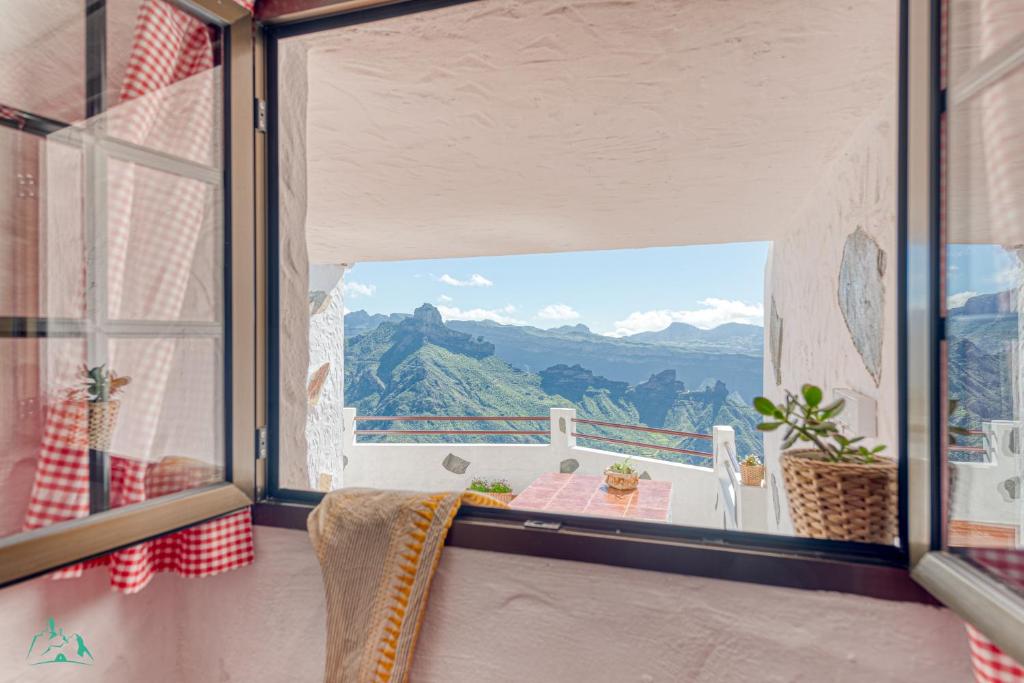 Pokój z oknem z widokiem na góry w obiekcie Living Artenara - CAVE HOUSE & TERRACE Adults Only w mieście Artenara