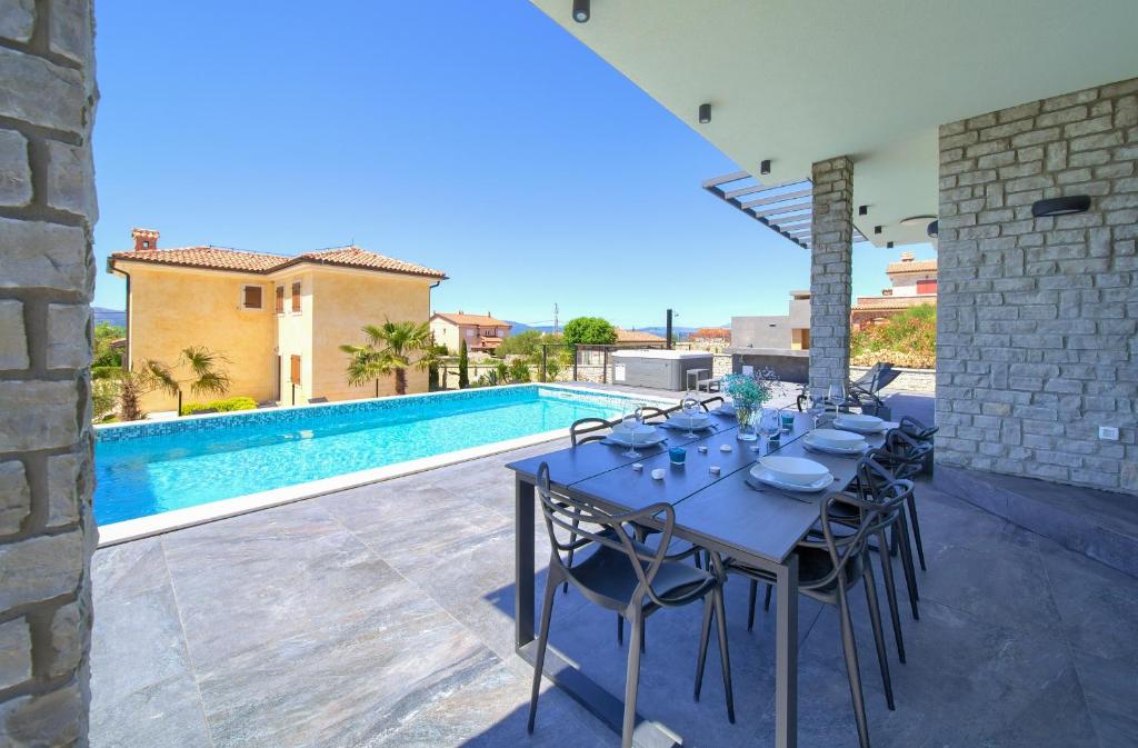 Bazén v ubytování Holiday house VILLA LUCIJA nebo v jeho okolí