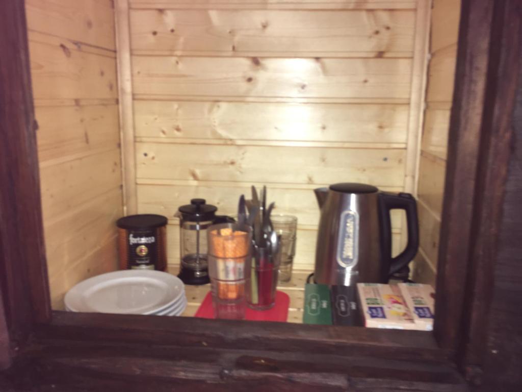 un estante con una cafetera y otros artículos en él en O Fogar do Monte, en Sober